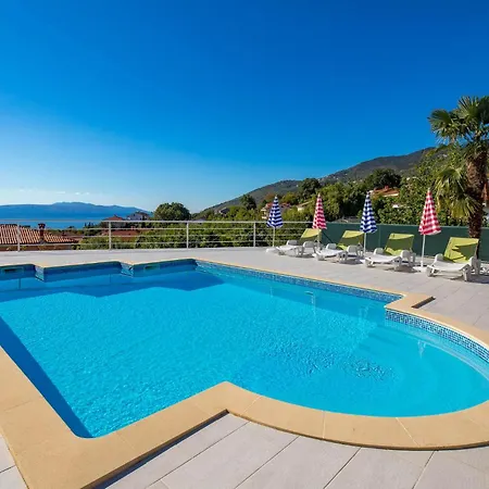 Gorgeous In With Kitchen Holiday home Ika