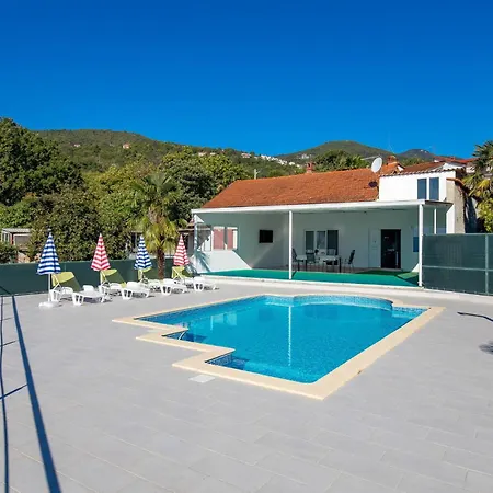 Holiday home Gorgeous In With Kitchen Ika