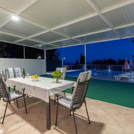 Gorgeous In With Kitchen Holiday home