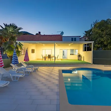 Gorgeous In With Kitchen Holiday home Ika
