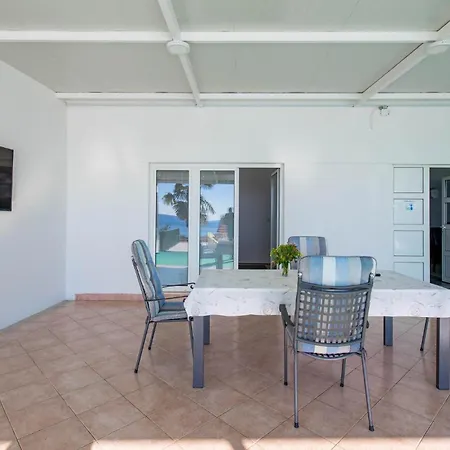 Gorgeous In With Kitchen Holiday home
